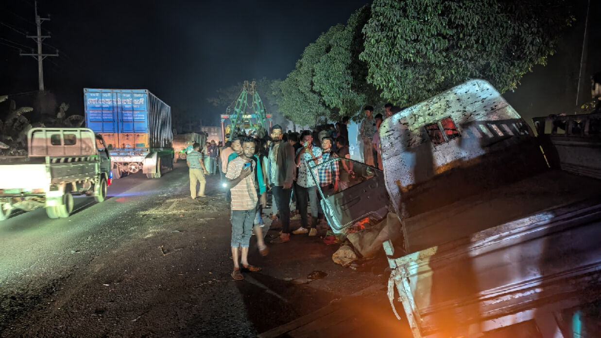 ফেনীতে পিকআপে কাভার্ডভ্যানের ধাক্কায় নিহত বেড়ে ৬